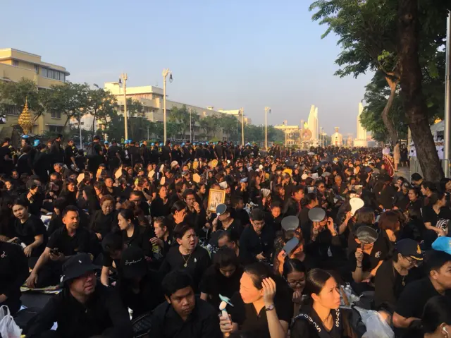เข้าแถวตอนรุ่งเช้าที่อนุสาวรีย์ประชาธิปไตย