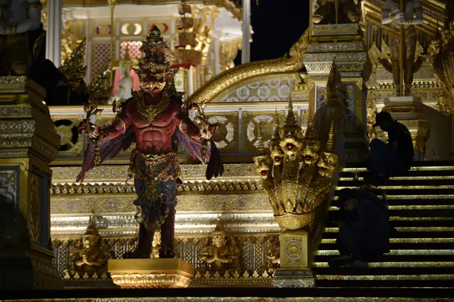 ครุฑยืน ตามคติไตรภูมิ ครุฑมีความสำคัญในฐานะที่เป็นราชพาหนะแห่งองค์พระนารายณ์