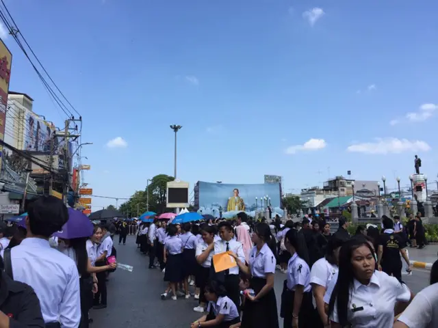 นักเรียนนักศึกษามาร่วมถวายความอาลัยในพิธีที่จัดขึ้นหน้าอนุสาวรีย์ย่าโม จังหวัดนครราชสีมา