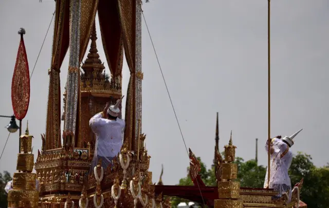 ขบวนพระบรมราชอิสริยยศริ้วขบวนที่ 2 อัญเชิญพระโกศทองใหญ่โดยเกรินบันไดนาค ประดิษฐานในบุษบกพระมหาพิชัยราชรถ