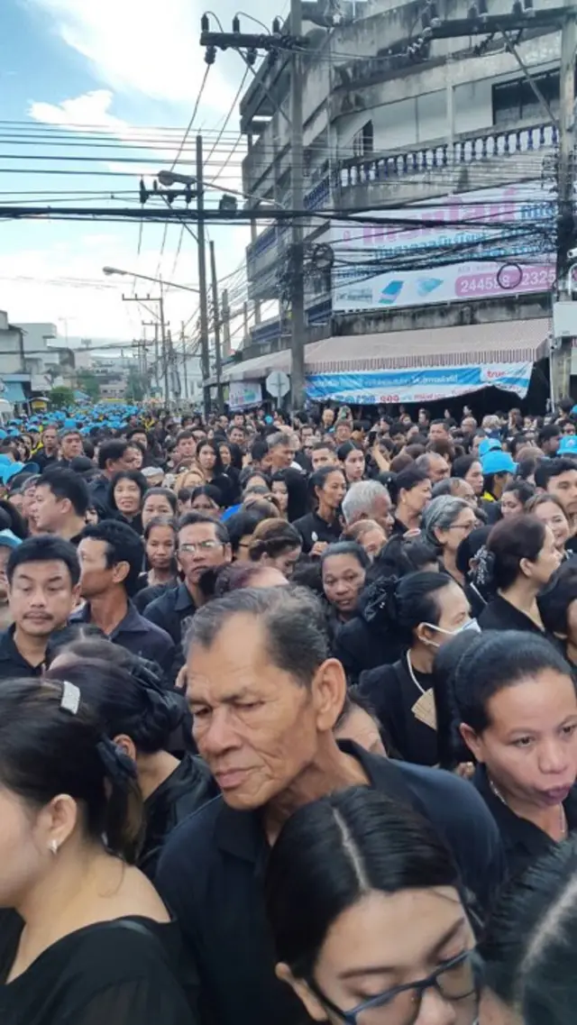 ชาวสงขลามาร่วมถวายความอาลัยเมื่อเช้านี้ ในงานพิธีที่จัดขึ้นในเขตอำเภอเมือง