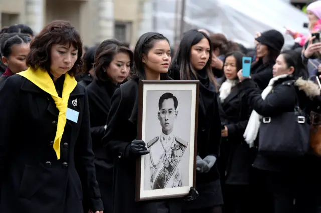 ชาวไทยร่วมพิธีอัญเชิญพระราชลัญจกรพิเศษ (ตราครุฑพ่าห์)