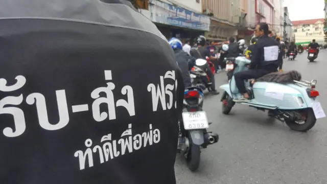 มอเตอร์ไซค์จิตอาสารับส่งประชาชนที่เดินทางไปสนามหลวง หน้าห้างเมกา วังบูรพา กรุงเทพฯ