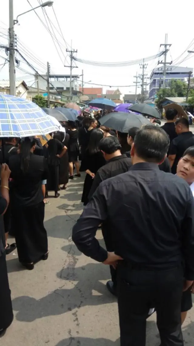 ประชาชนเข้าแถวรอถวายอาลัย จังหวัดสมุทรสาคร