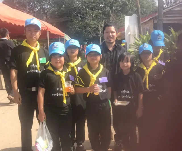 เด็กนักเรียนและครูโรงเรียนบ้านห้วยปู มา่ร่วมถวายความอาลัยในตัวอำเภอกัลยาณิวัฒนา จังหวัดเชียงใหม่