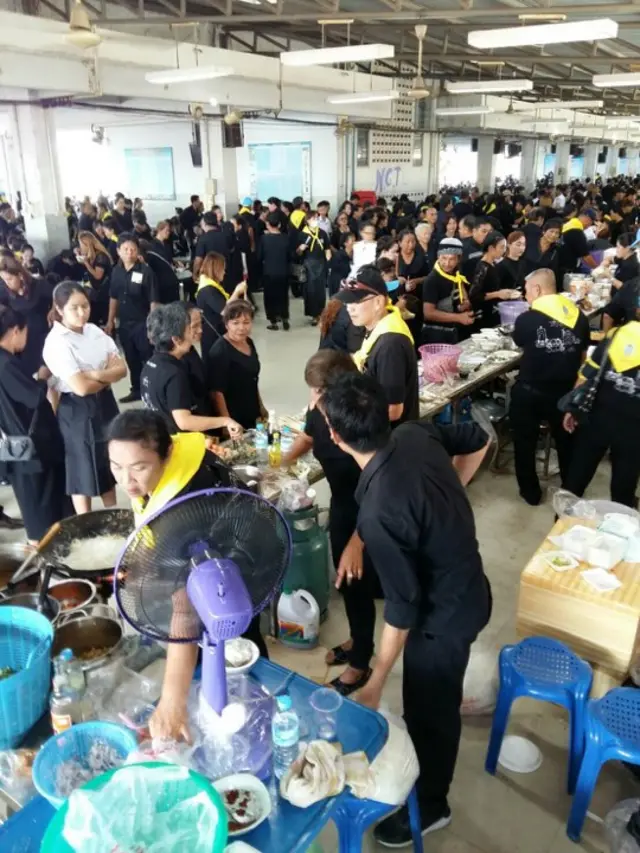 อาสาสมัครแจกอาหารให้กับผู้ที่มาถวายดอกไม้จันทน์ที่อำเภอบ้านโป่ง จังหวัดราชบุรี