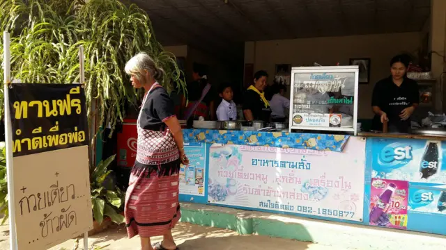 ร้านอาหารเปิดให้ผู้มาถวายความอาลัยรับประทานฟรี ในตัวอำเภอแม่แจ่ม จังหวัดเชียงใหม่