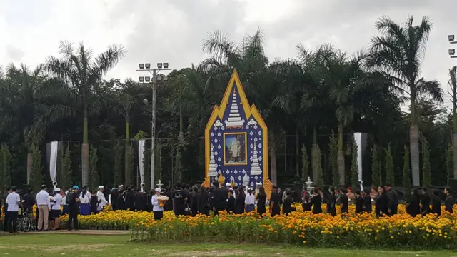 บรรยากาศการถวายดอกไม้จันทน์ที่อำเภอสันทราย จังหวัดเชียงใหม่ เมื่อเช้าวันนี้