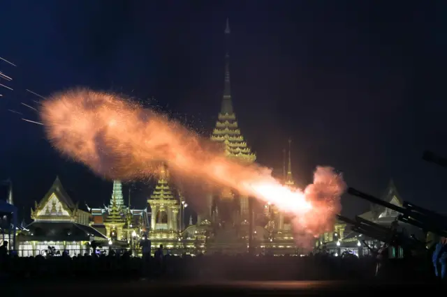 ทหารปืนใหญ่ยิงปืนใหญ่ถวายพระเกียรติ 21 นัด
