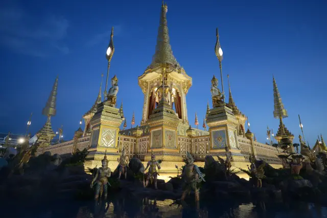 ส่วนฐานของพระเมรุมาศ กว้างด้านละ 60 เมตร สูง 55.18 เมตร ตั้งบนฐานชาลารูปสี่เหลี่ยมจัตุรัส 3 ชั้น