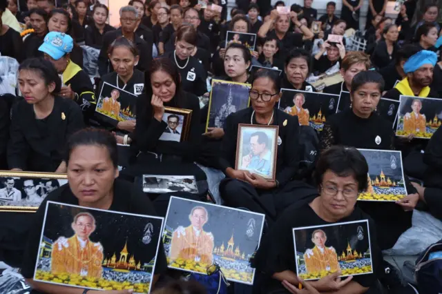ประชาชนที่เฝ้ารอ
