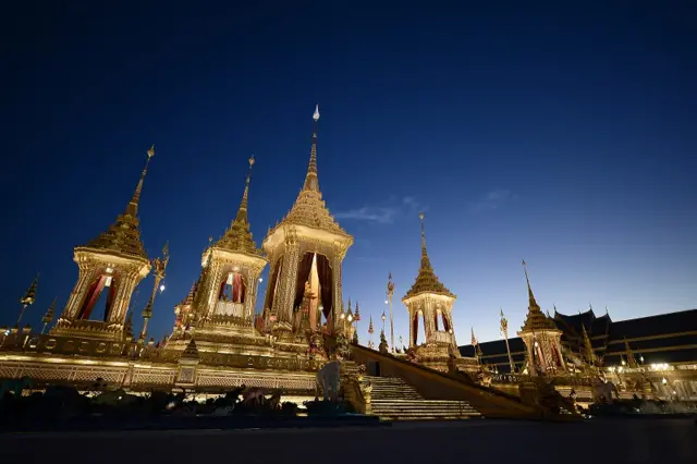 การออกแบบพระเมรุมาศ ยึดตามคติไตรภูมิที่ว่าพระมหากษัตริย์ทรงเป็นสมมติเทพ โดยมีเขาพระสุเมรุเป็นศูนย์กลางของภูมิทั้งสามหรือจักรวาล