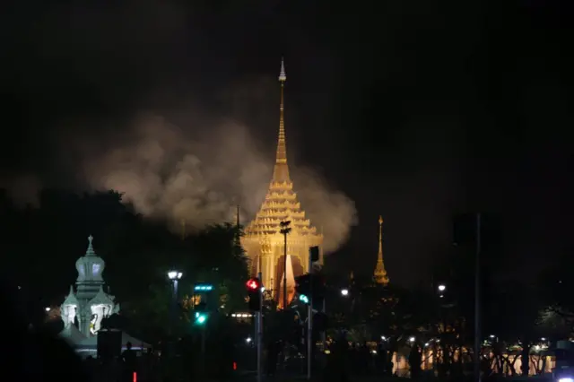 พบกลุ่มควันลอยขึ้นเหนือพระเมรุมาศ