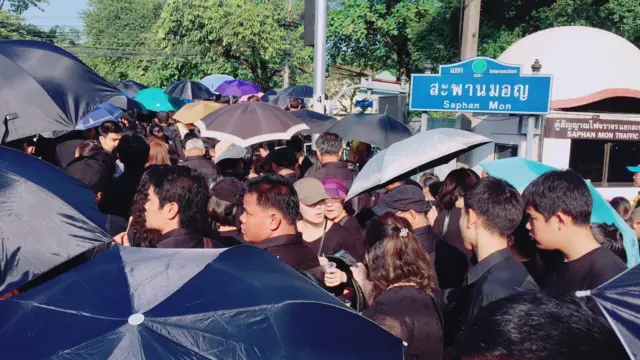 คลื่นประชาชนที่ไปถวายความอาลัย ณ. แยกสะพานมอญช่วง 8.30 น.