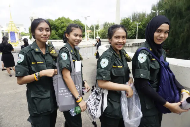 จิตอาสา รด.หญิง จากโรงเรียนอิสลามวิทยาลัย ช่วยกันแจกยาดมบนสะพานพระพุทธยอดฟ้า