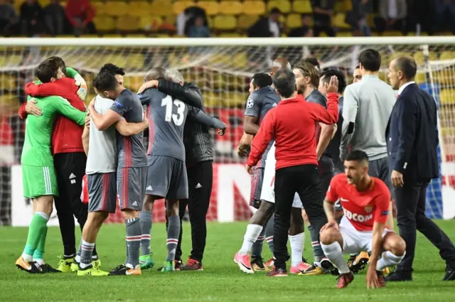 Beşiktaşlı futbolcular ve teknik heyet Monaco'da alınan 2-1'lik galibiyeti kutluyor