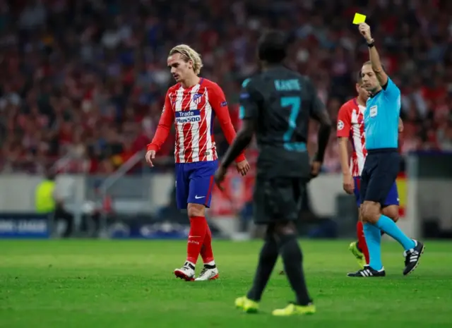 Cüneyt Çakır Chelsea maçında Atletico Madrid'den Antoine Griezmann'a sarı kart gösterirken