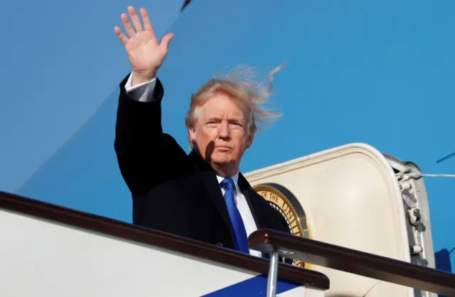 Tổng thống Donald Trump vẫy tay chào Trung Quốc trước khi lên chiếc Air Force One đến Việt Nam