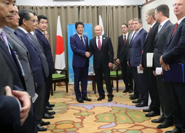 Thủ tướng Nhật Shinzo Abe và Tổng thống Nga Putin họp song phương bên lề APEC 2017.