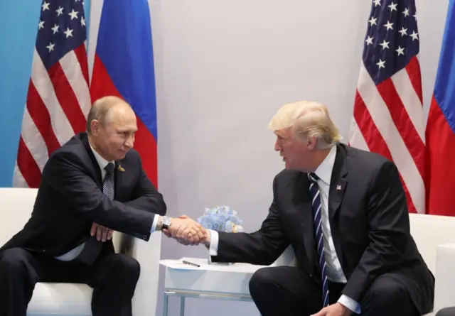 Tổng thống Nga Vladimir Putin và Tổng thống Hoa Kỳ Donald Trump tại một cuộc gặp ở Hội nghị thượng đỉnh G20 hồi tháng Bảy