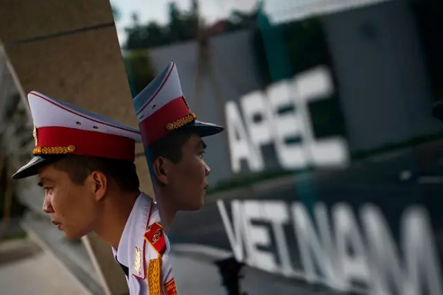 Một chiến sĩ an ninh canh gác ở lối vào của một hội nghị APEC tại Đà Nẵng