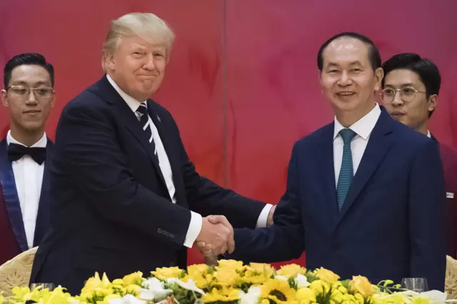 Tổng thống Trump bắt tay Chủ tịch Trần Đại Quang tại quốc yến
