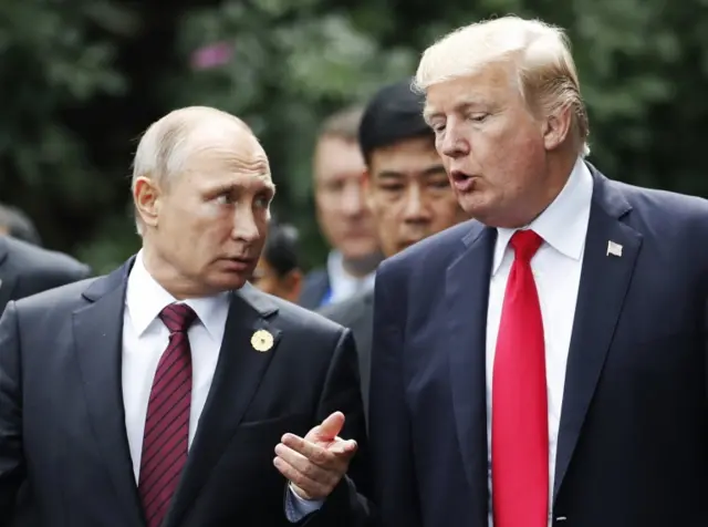Tổng thống Nga Vladimir Putin và Tổng thống Hoa Kỳ Donald Trump trò chuyện trong lúc đến địa điểm chụp hình cùng các nhà lãnh đạo khác hôm 11/11