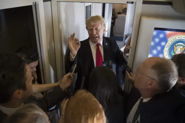 Tổng thống Trump phát biểu với báo giới trên chuyến Air Force One