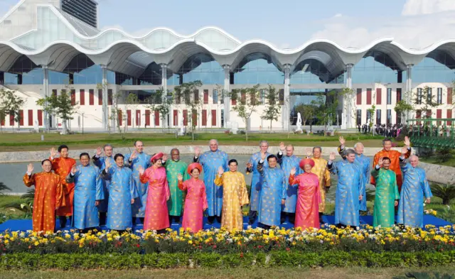 Các nhà lãnh đạo APEC mặc áo dài tại Hội nghị Thượng đỉnh APEC năm 2006 tại Hà Nội