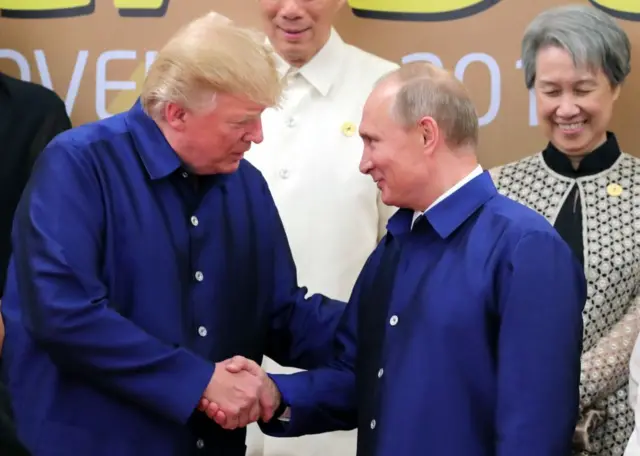 Ông Trump và Putin trước đó đã gặp nhau tại một buổi chụp hình 'đại gia đình' APEC tối 10/11