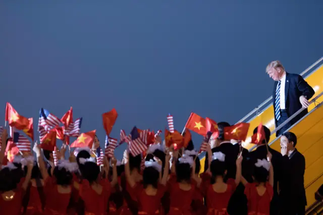 Tổng thống Donald Trump được chào đón ở Nội Bài