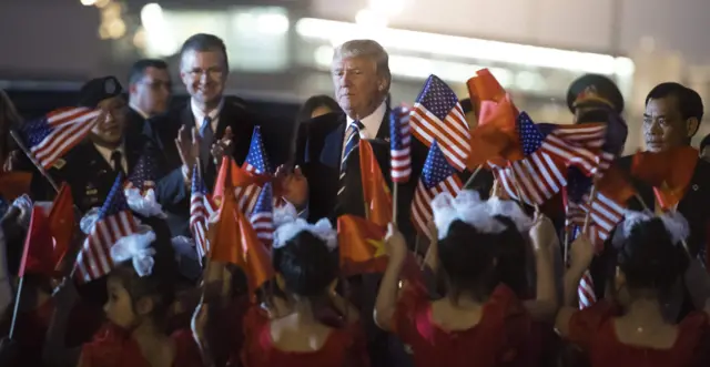 Tổng thống Donald Trump được chào đón ở Nội Bài