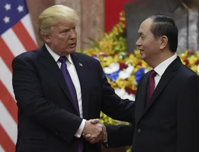 Chủ tịch Trần Đại Quang tiếp đón Tổng thống Donald Trump tại Phủ Chủ tịch sáng 12/11