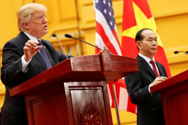 Tổng thống Hoa Kỳ Donald Trump và Chủ tịch Trần Đại Quang tại buổi họp báo