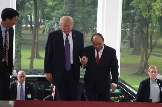 Theo báo Tuổi Trẻ, Thủ tướng Nguyễn Xuân Phúc đã xuống tận xe để đón Tổng thống Donald Trump