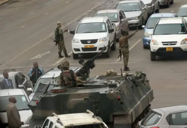 Des blindés de l’armée contrôlent mercredi matin les accès au Parlement, au siège delà Zanu PF, le parti au pouvoir, et aux bureaux où le président Robert Mugabe réunit son gouvernement.