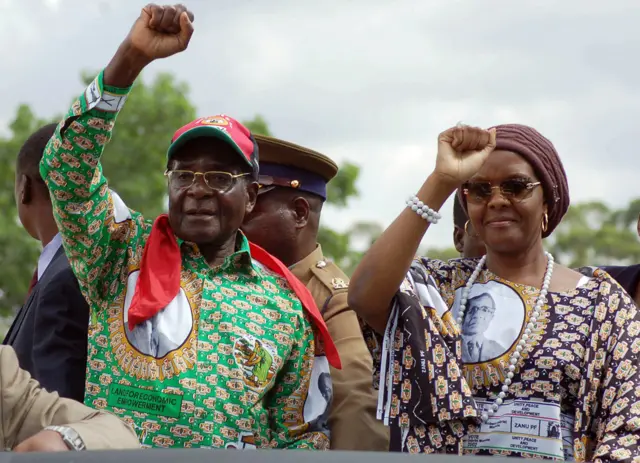 Le président d'imbabwe Robert Mugabe et sa femme Grace lors d'une manifestation de soutien à Harare, le 30 novembre 2007.