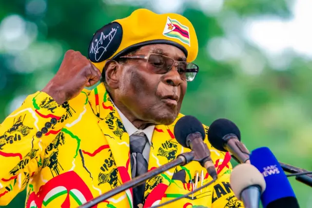 Le président Robert Mugabe soutien son épouse Grace lors d'un rallye pour qu'elle soit élue vice-présidente du parti après le limogeage d'Emerson Mnangagwa le 8 novembre 2017.