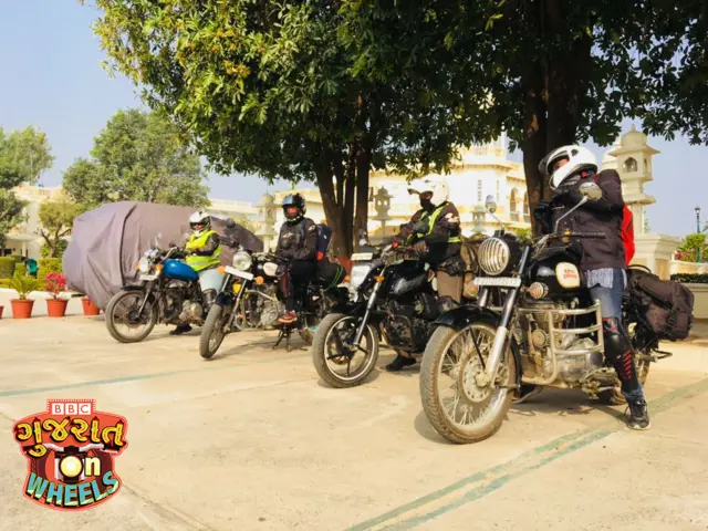 સફર માટે તૈયાર મહિલા બાઇકર્સ