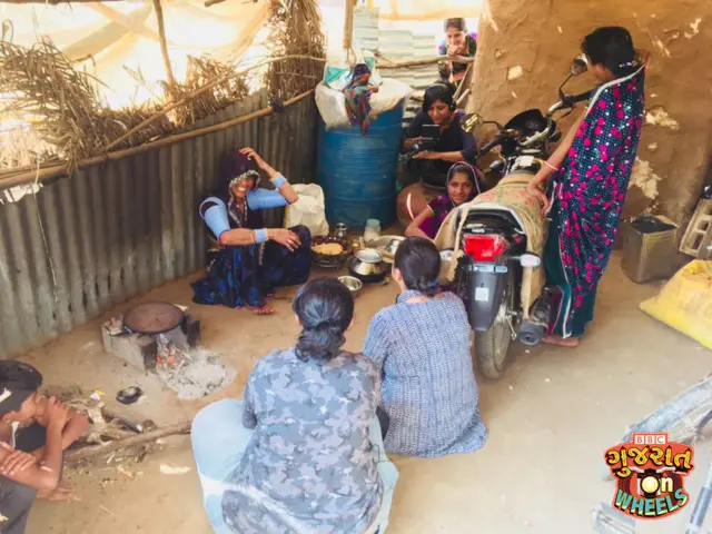 મહિલા સાથે બેઠેલી બાઇકર્સ