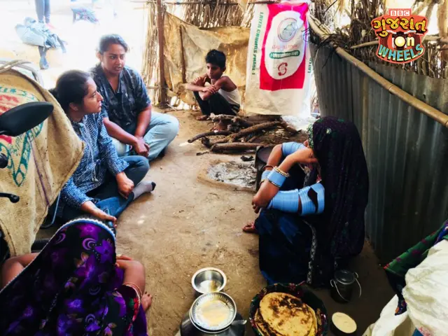 ગામની મહિલાઓ સાથે બાઇકર્સ