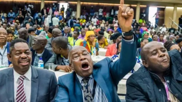 Chris Mutsvangwa (kati) alikuwa amesherehekea hatua ya Mugabe kuvuliwa uongozi wa Zanu-PF mapema leo