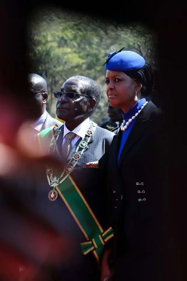 La direction de la Zanu-PF a démis M. Mugabe, 93 ans, de ses fonctions de président et exclu de ses rangs son épouse Grace Mugabe.
