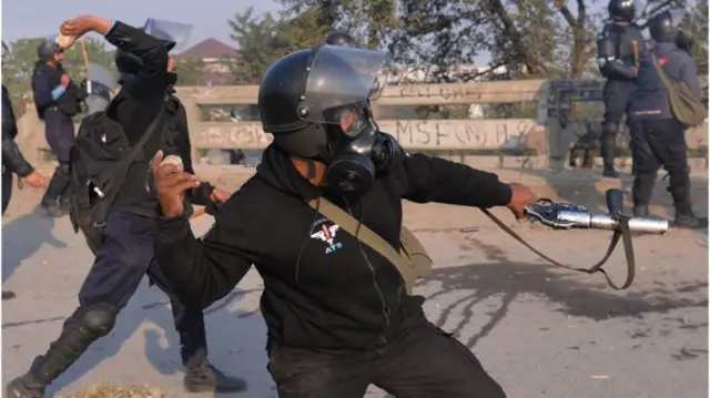 اسلام آباد دھرنے کے دوران پولیس اور مظاہرین میں جھڑپ