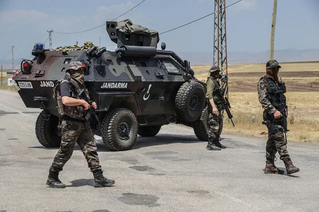 2016'da Diyarbakır'ın Lice ilçesi girişinde jandarma zırhlı araçla kontrol noktası oluşturmuş.