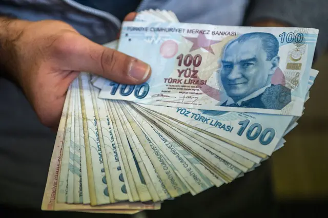Bir deste 100 TL banknotu