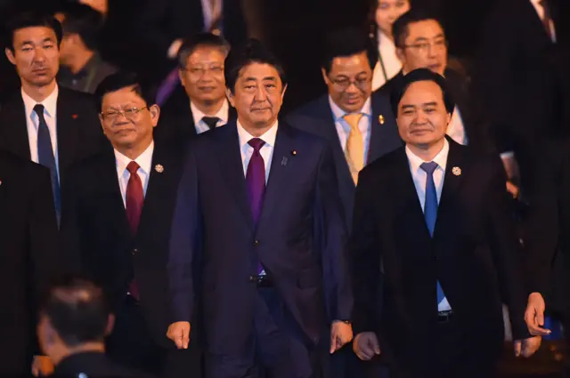 Thủ tướng Nhật Bản Shinzo Abe xuống sân bay Đà Nẵng