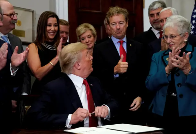 ترامب أثناء توقيعه مرسوما متعلقا بقطاع الصحة (17 أكتوبر/تشرين الأول، 2017)