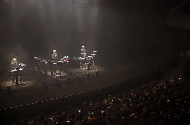 شبه بعض الحضور الأجواء بتلك التي يشعر بها المرء أثناء مشاهدة فيلم في السينما بسبب عدم تفاعل الجمهور مع الموسيقى لحظر أي حركات راقصة.