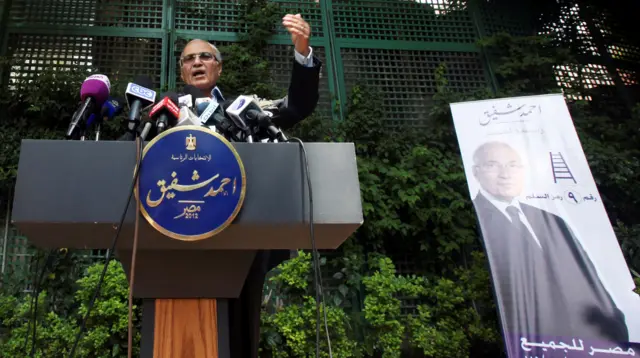 صورة أرشيفية لأحمد شفيق من مؤتمر صحفي أثناء ترشحه للانتخابات الرئاسية عام 2012.